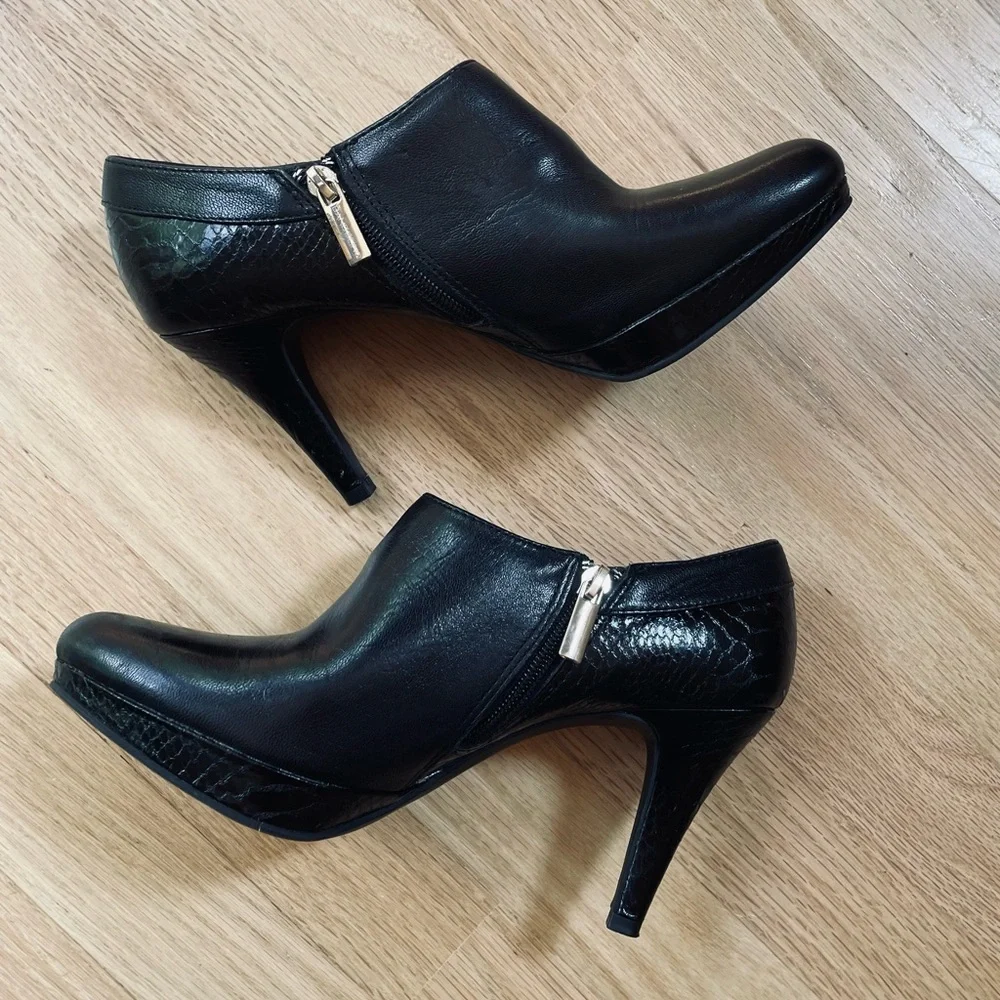 Bandolino Black Leather Heels Booties Size 8 in Excellent Condition - Picture 1 of 8